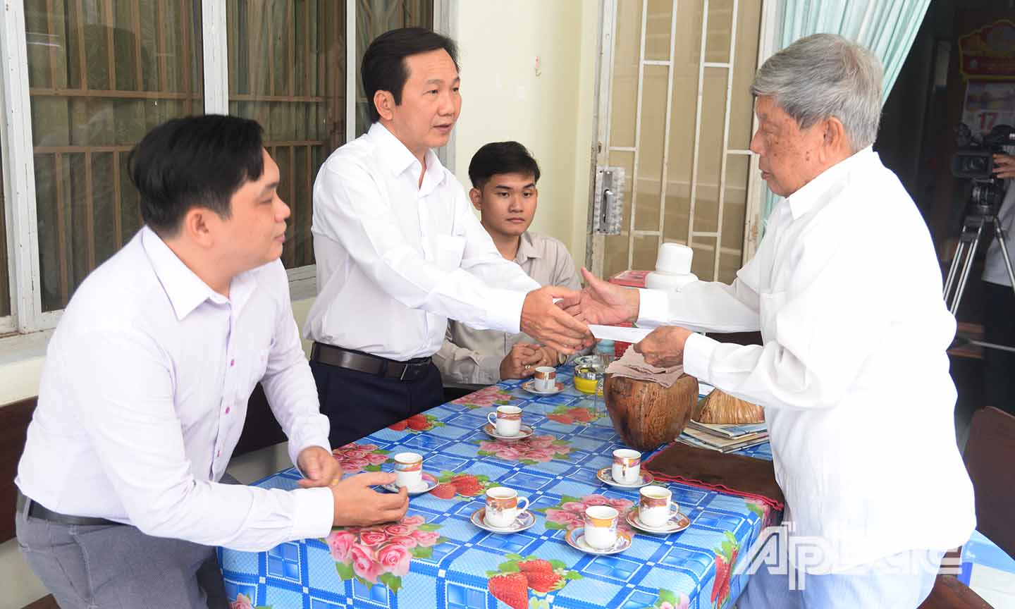 Đoàn đến thăm và chúc mừng nhà báo Trần Thanh Hải.