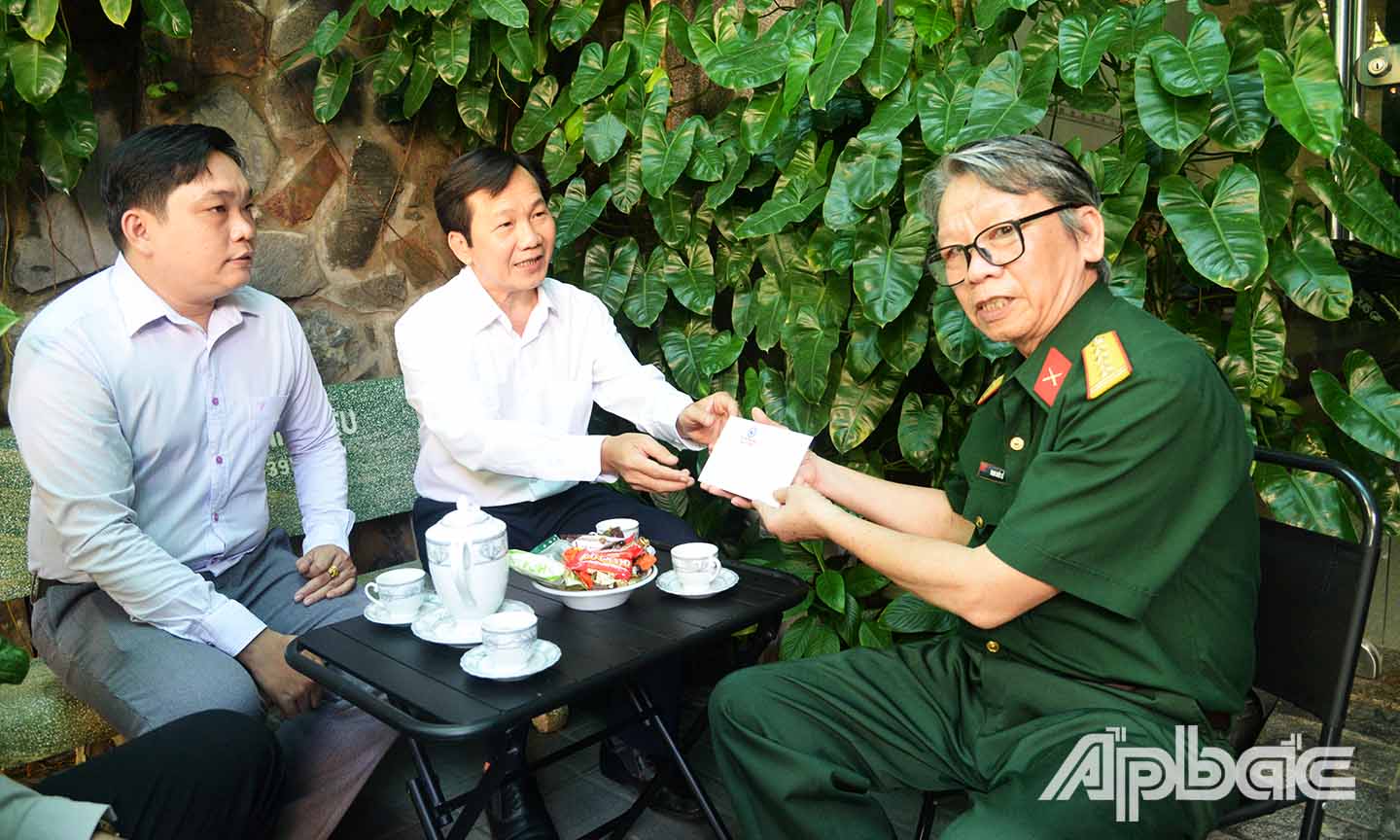 Đoàn đến thăm và chúc mừng nhà báo Phan Hiếu Lễ.