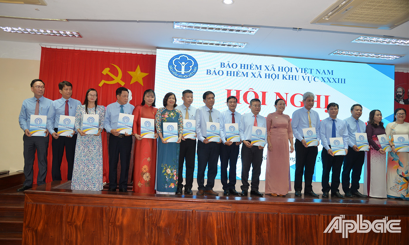 giám đốc BHXH khuc vực XXXIII Huỳnh Nguyễn Phương Oanh trao thưởng cho các tập thể, cá nhân