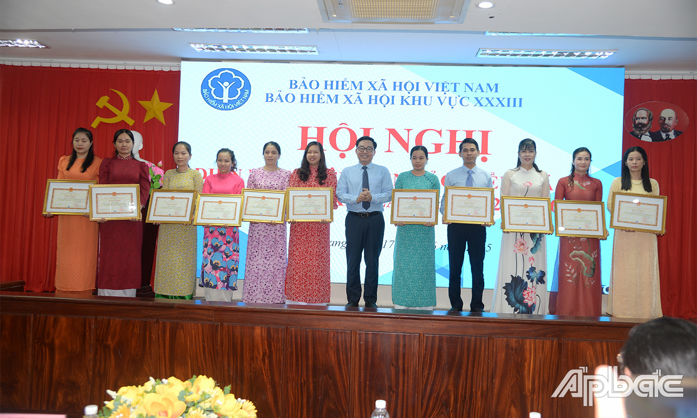 Phó Giám đốc BHXH khu vực XXXIII Võ Khánh Bình trao thưởng cho các tập thể, cá nhân