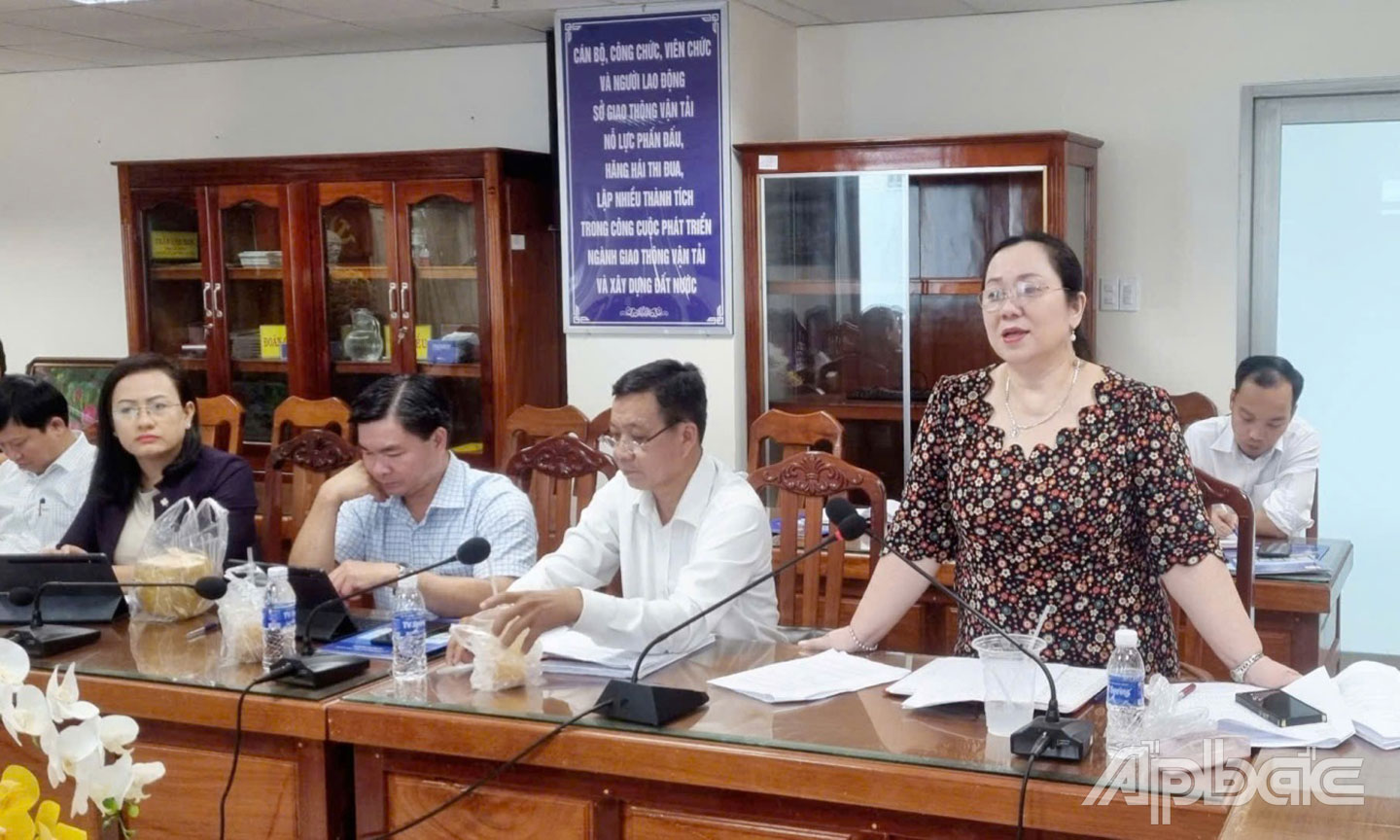 Đồng chí Nguyễn Thị Tuyết Vân phát biểu tại buổi thẩm tra.