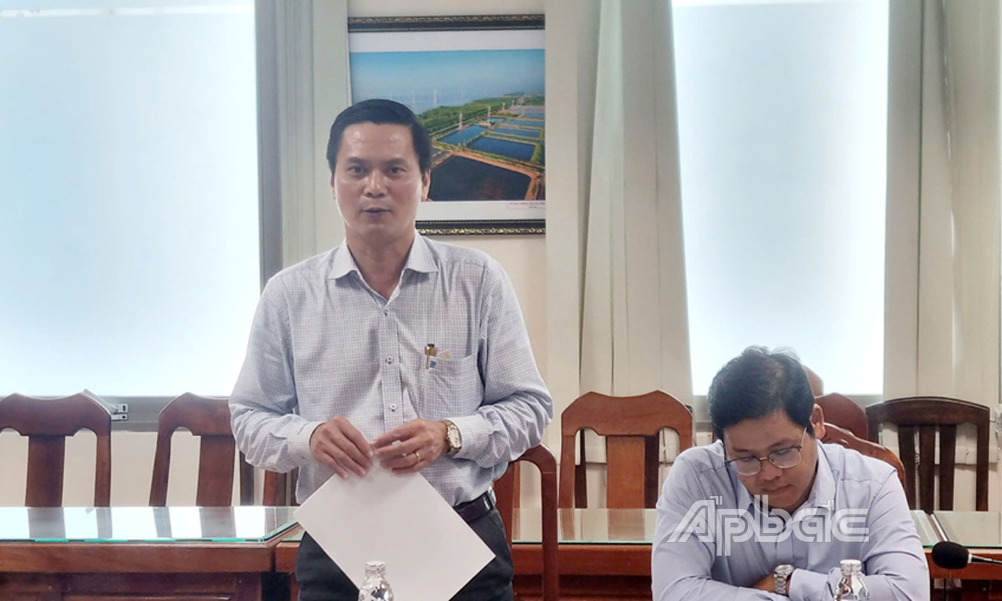 Đồng chí Hà Thiện Ý, Phó Giám đốc Sở Xây dựng giải trình các ý kiến của đại biểu được đặt ra tại buổi thẩm tra.
