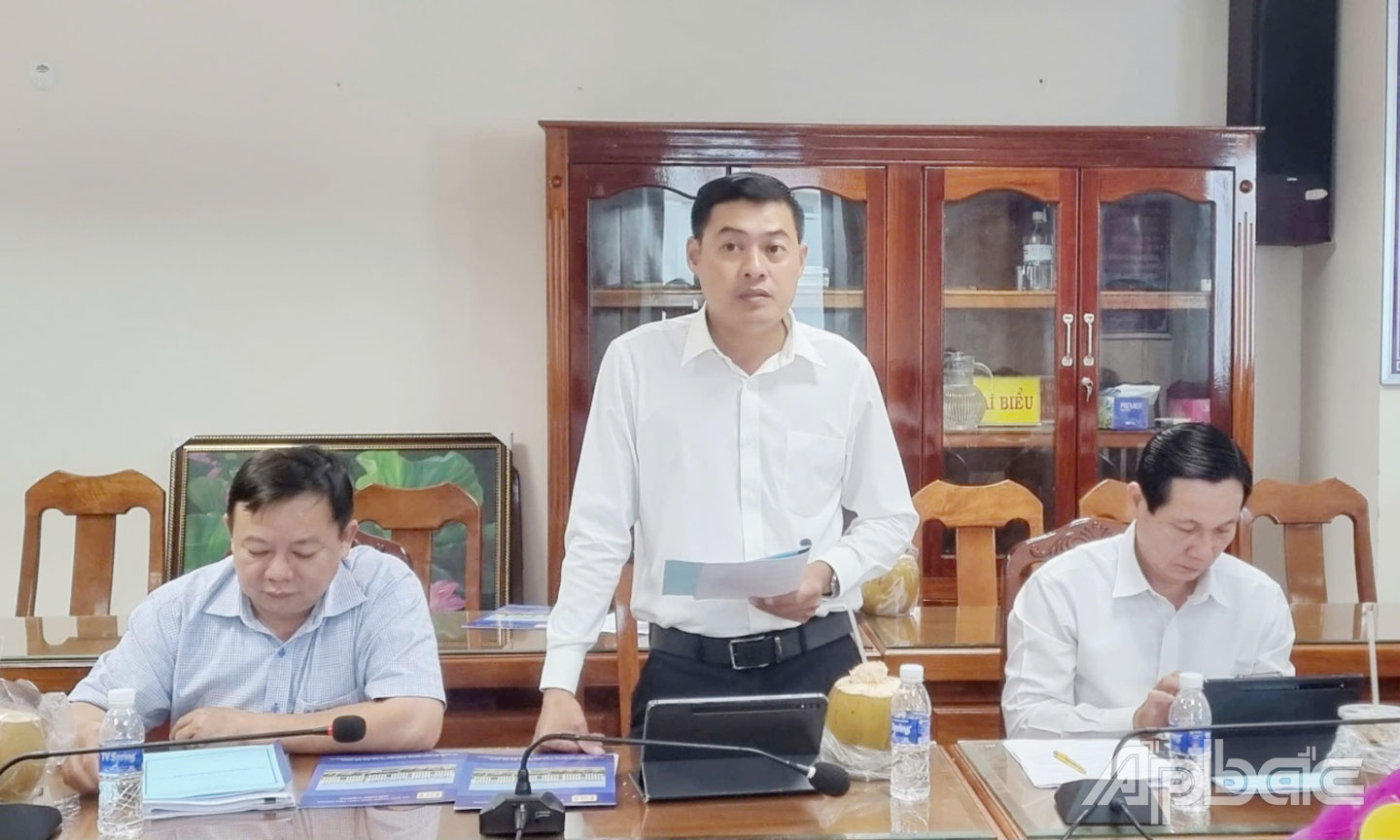 Đại biểu phát biểu tại buổi thẩm tra.