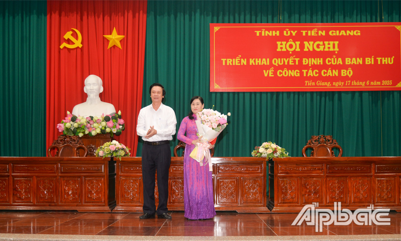 Đồng chí Nguyễn Văn Danh trao Quyết định của Ban Bí thư Trung ương Đảng chuẩn y đồng chí Châu Thị Mỹ Phương giữ chức Phó Bí thư Tỉnh ủy Tiền Giang.