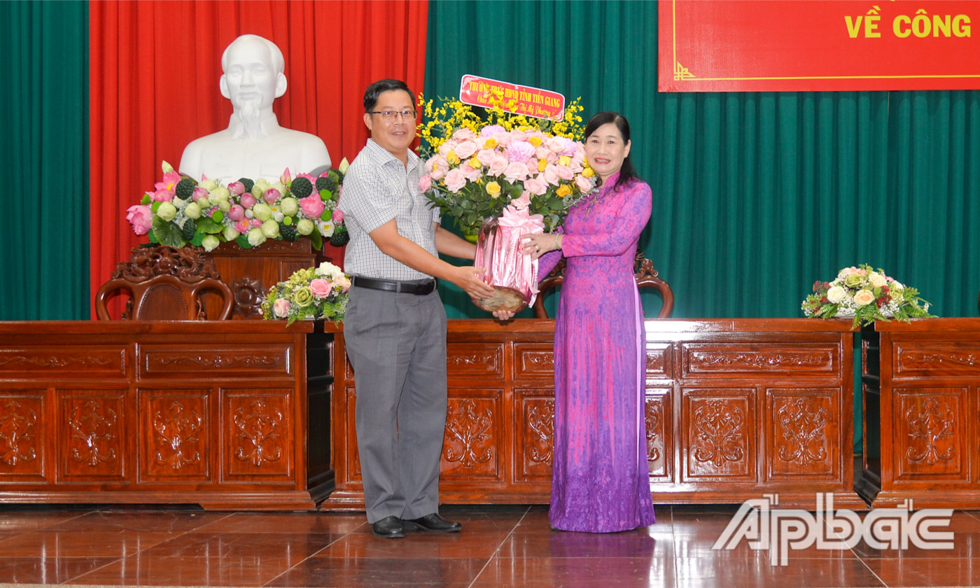 Đồng chí Trần Thanh Nguyên, Ủy viên Ban Thường vụ Tỉnh ủy, Phó Chủ tịch Thường trực HĐND tỉnh Tiền Giang tặng hoa chúc mừng đồng chí Châu Thị Mỹ Phương.
