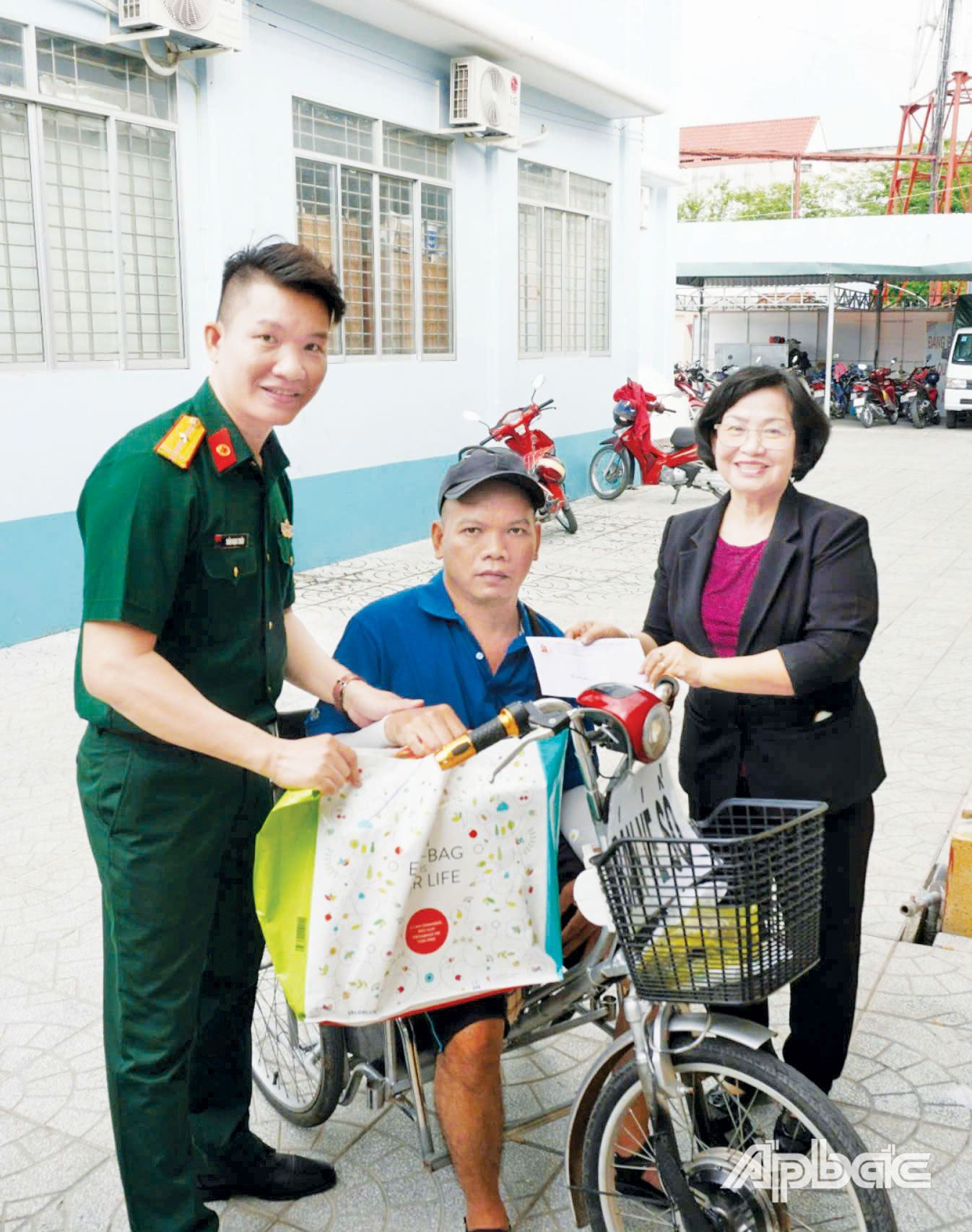 Bà Trần Thị Quý Mão tặng quà cho NNCĐDC ở TP. Mỹ Tho và huyện Gò Công Tây.
