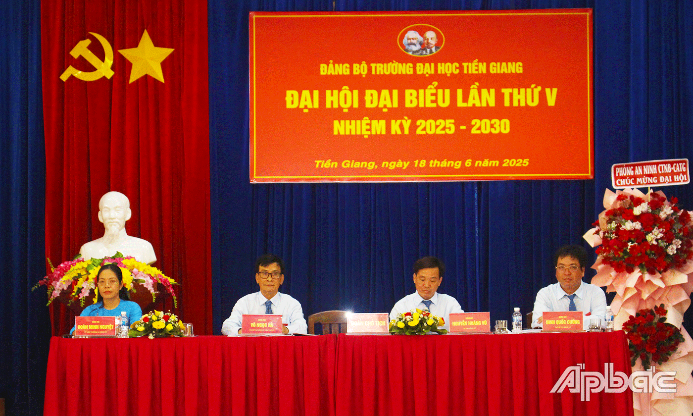 Đoàn Chủ tịch làm việc tại Đại hội.