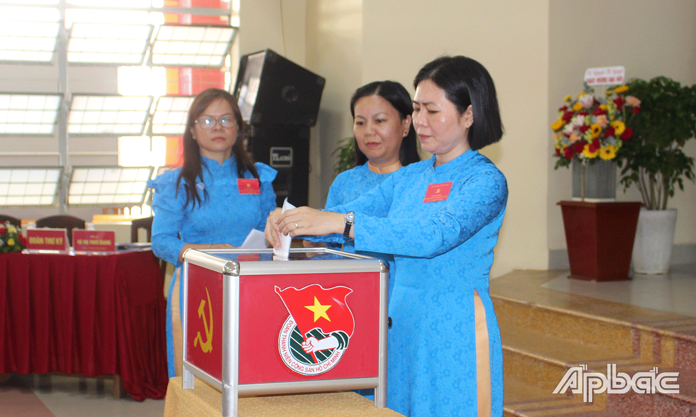 Đại hội tiến hành bỏ phiếu bầu cử.
