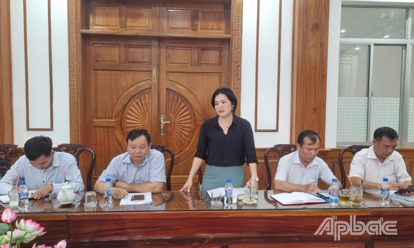 Đồng chí Nguyễn Thị Kim Nhung, Trưởng Ban Pháp chế HĐND tỉnh phát biểu tại cuộc họp
