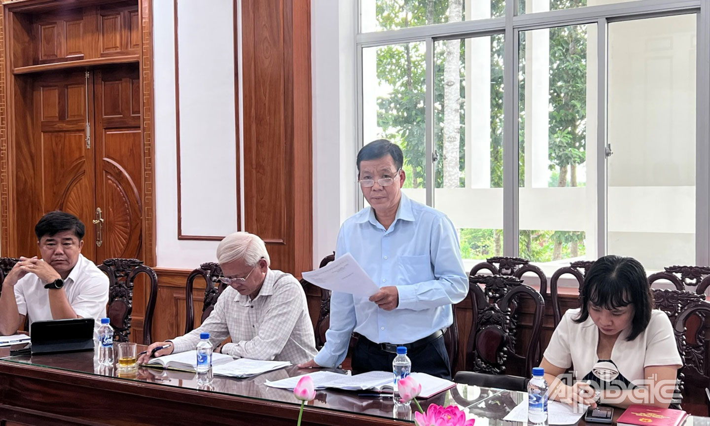 Đồng chí Võ Văn Khanh, Phó Trưởng Ban Văn hóa - Xã hội HĐND tỉnh phát biểu tại cuộc họp