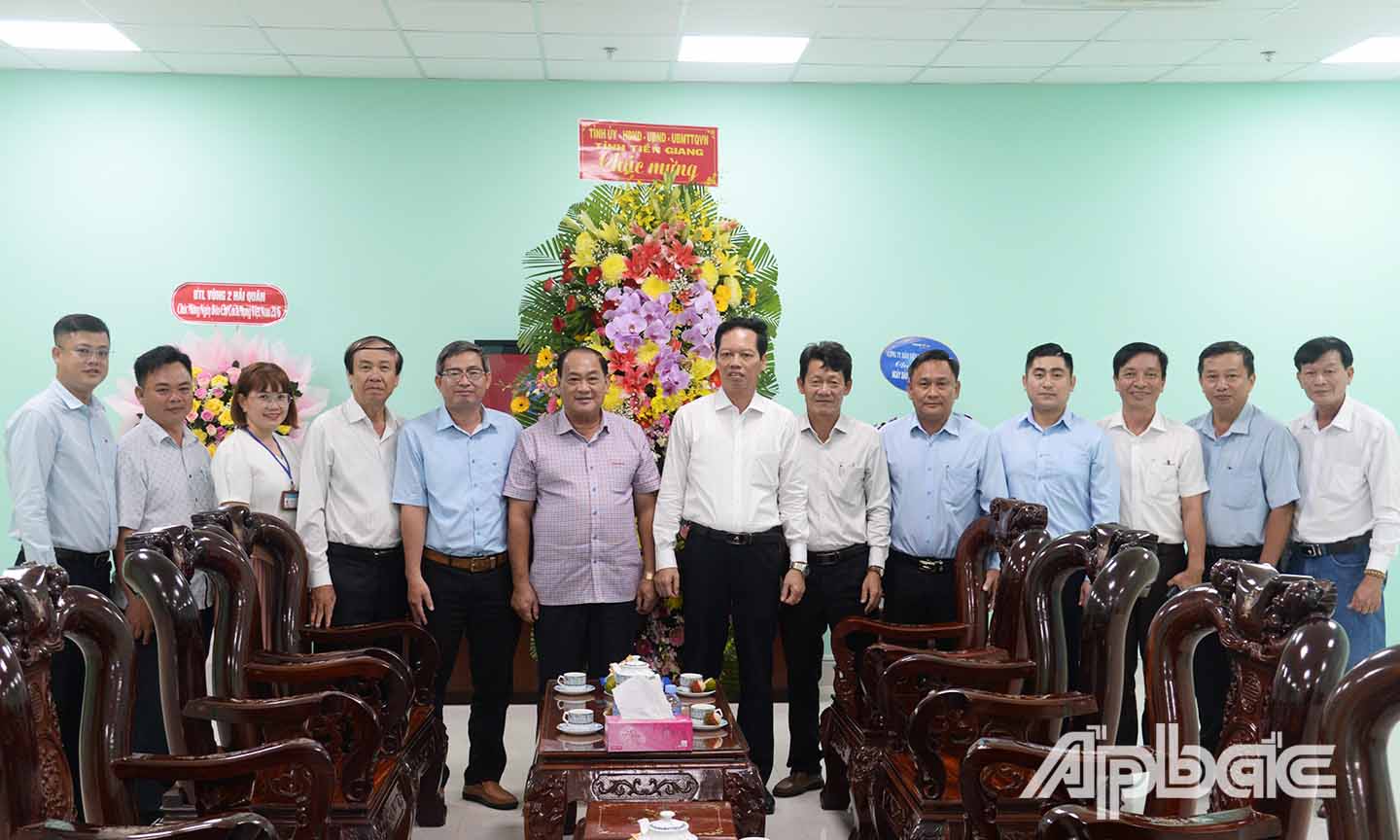 Đoàn đến thăm và chúc mừng Đài Phát thanh và Truyền hình tỉnh Tiền Giang.