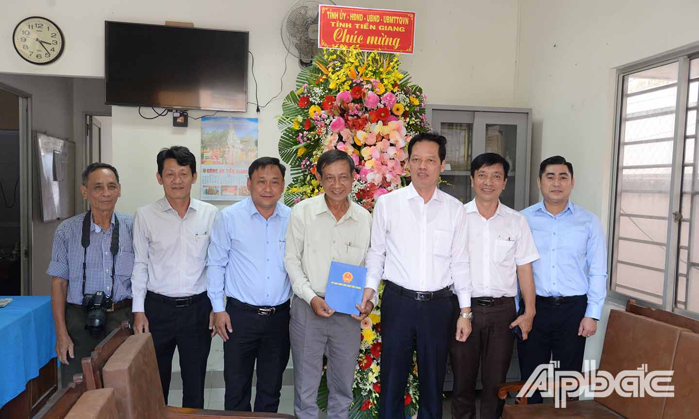Đoàn đến thăm và chúc mừng cơ quan thường trú Thông tấn xã Việt Nam tại tỉnh Tiền Giang.