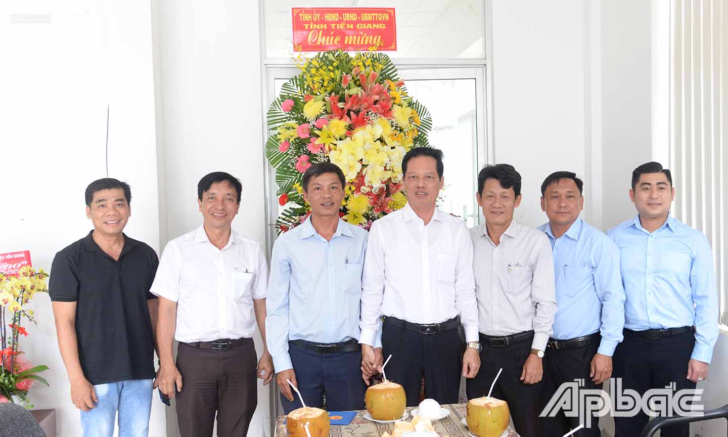 Đoàn đến thăm và chúc mừng Văn phòng đại diện Báo Nhân Dân tại tỉnh Tiền Giang.