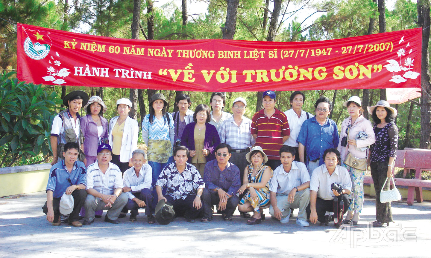 Văn nghệ sĩ Tiền Giang đi thực tế sáng tác tại Nghĩa trang Trường Sơn nhân kỷ niệm 60 năm Ngày Thương binh - Liệt sĩ.