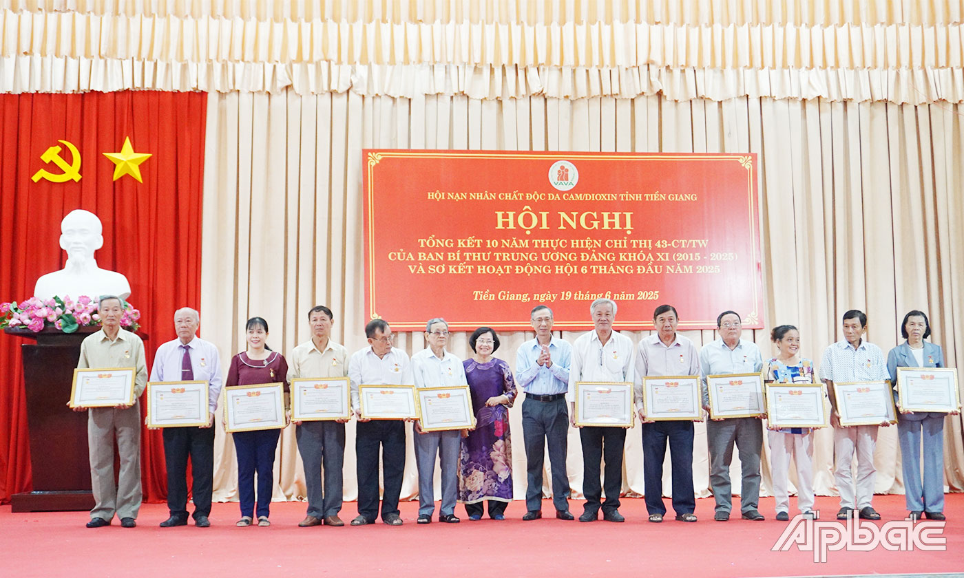 Trung ương Hội NNCĐDC/DIOXIN Việt Nam tặng Bằng khen và trao Kỷ niệm Chương vì nạn nhân chất độc da cam/dioxin cho tập thể và cá nhân có thành tích trong 10 năm thực hiện Chỉ thị 43 của Ban Bí thư. 