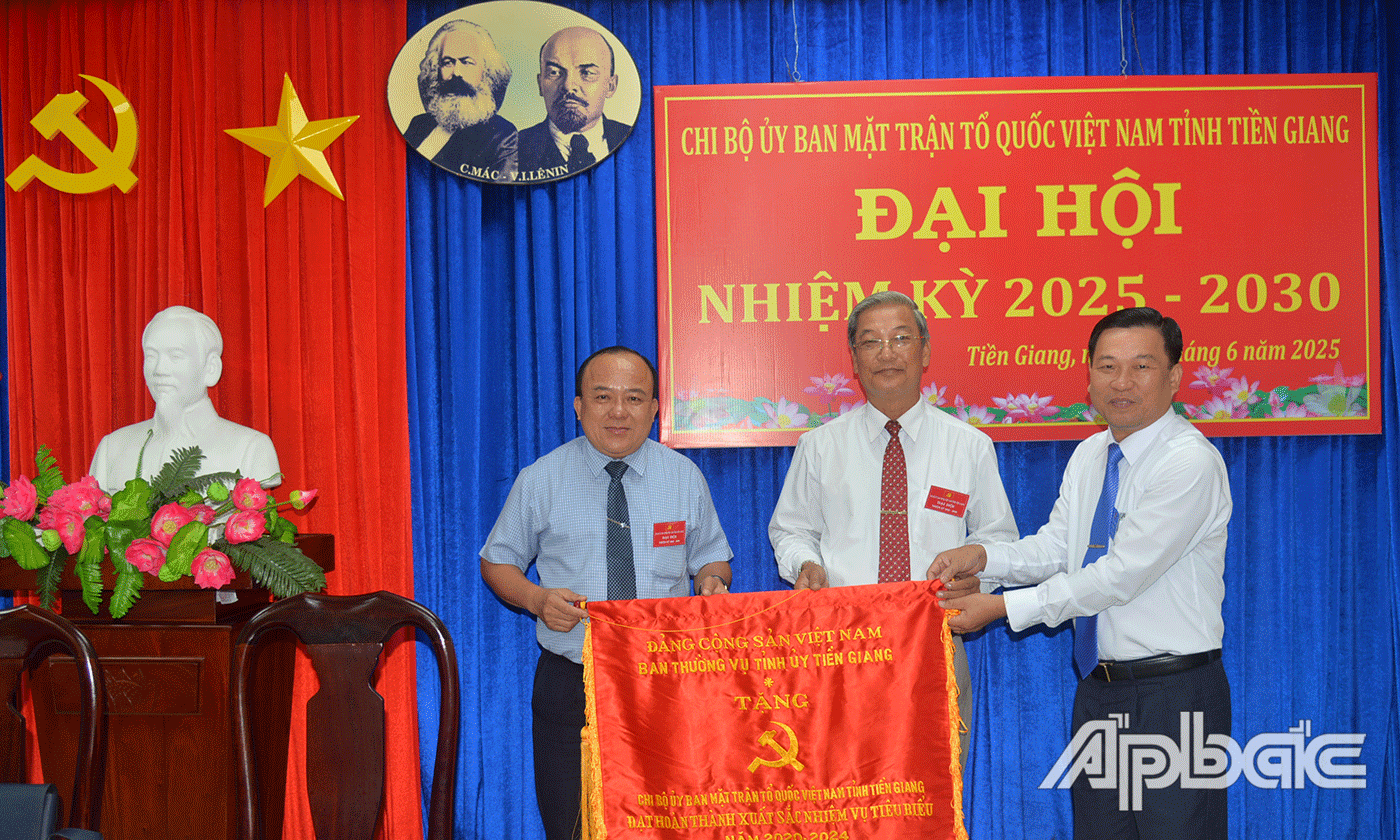 Chi bộ Uỷ ban MTTQ Việt Nam tỉnh Tiền Giang nhận Cờ thi đua hoàn thành xuất sắc nhiệm vụ tiêu biểu 2020-2024 của Ban Thường vụ Tỉnh uỷ trao tặng.