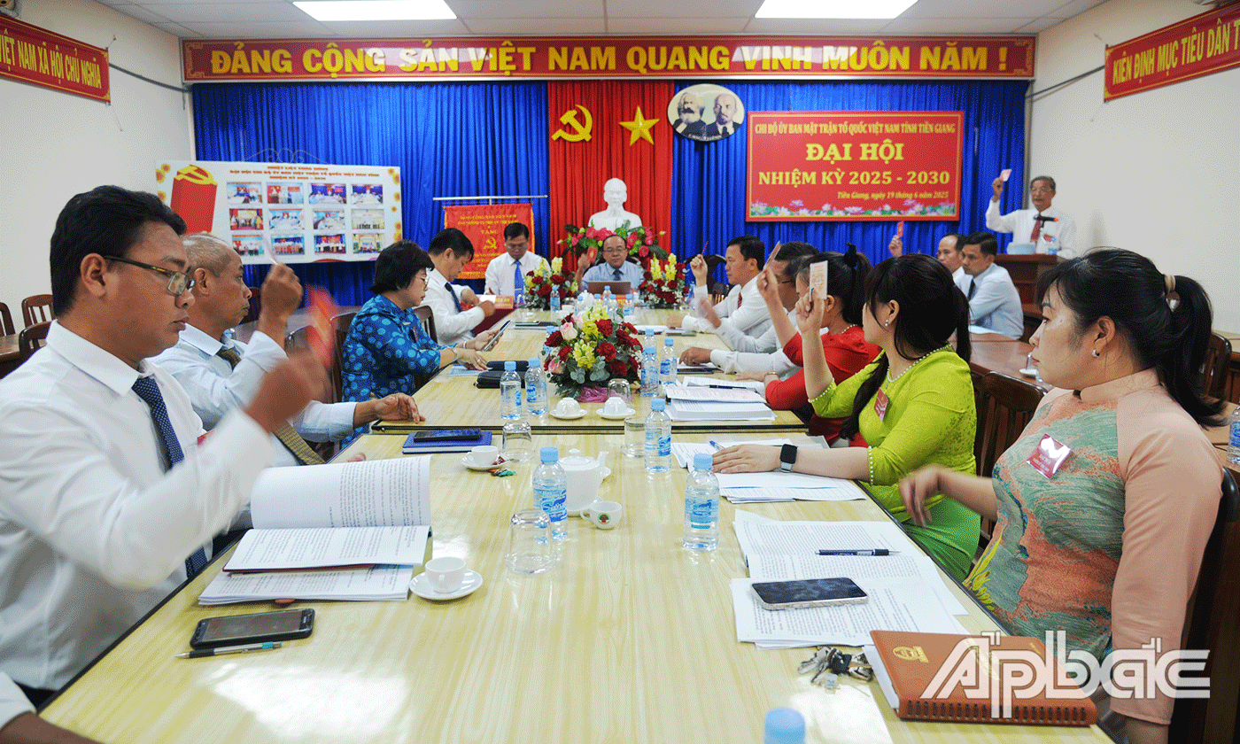 Đại biểu biểu quyết thông qua Nghị quyết Đại hội.