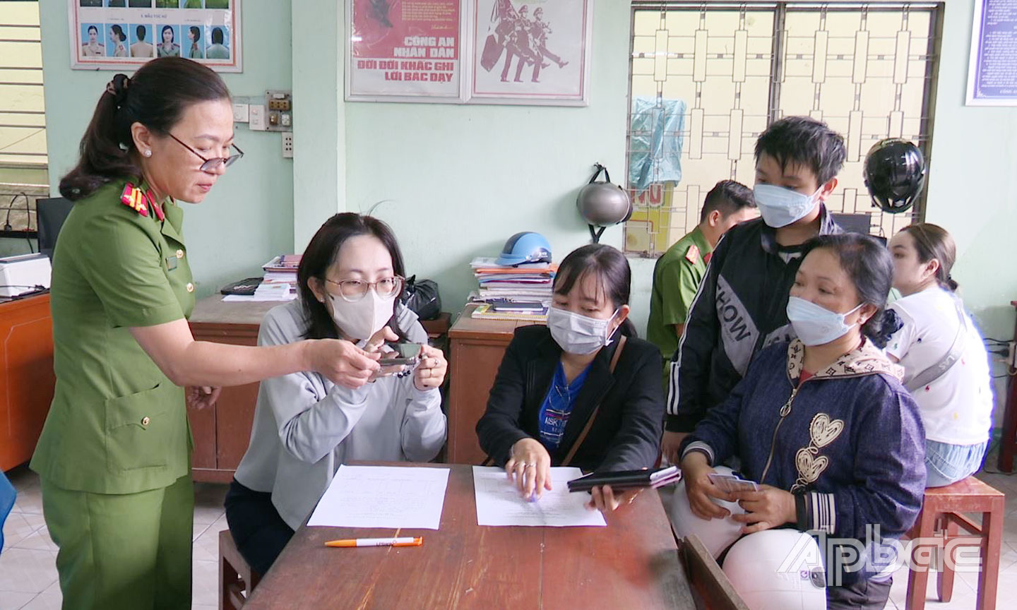 Công an Phường 5 hướng dẫn người dân thực hiện các thủ tục hành chính.                                                                                                Ảnh: Lê Hoài