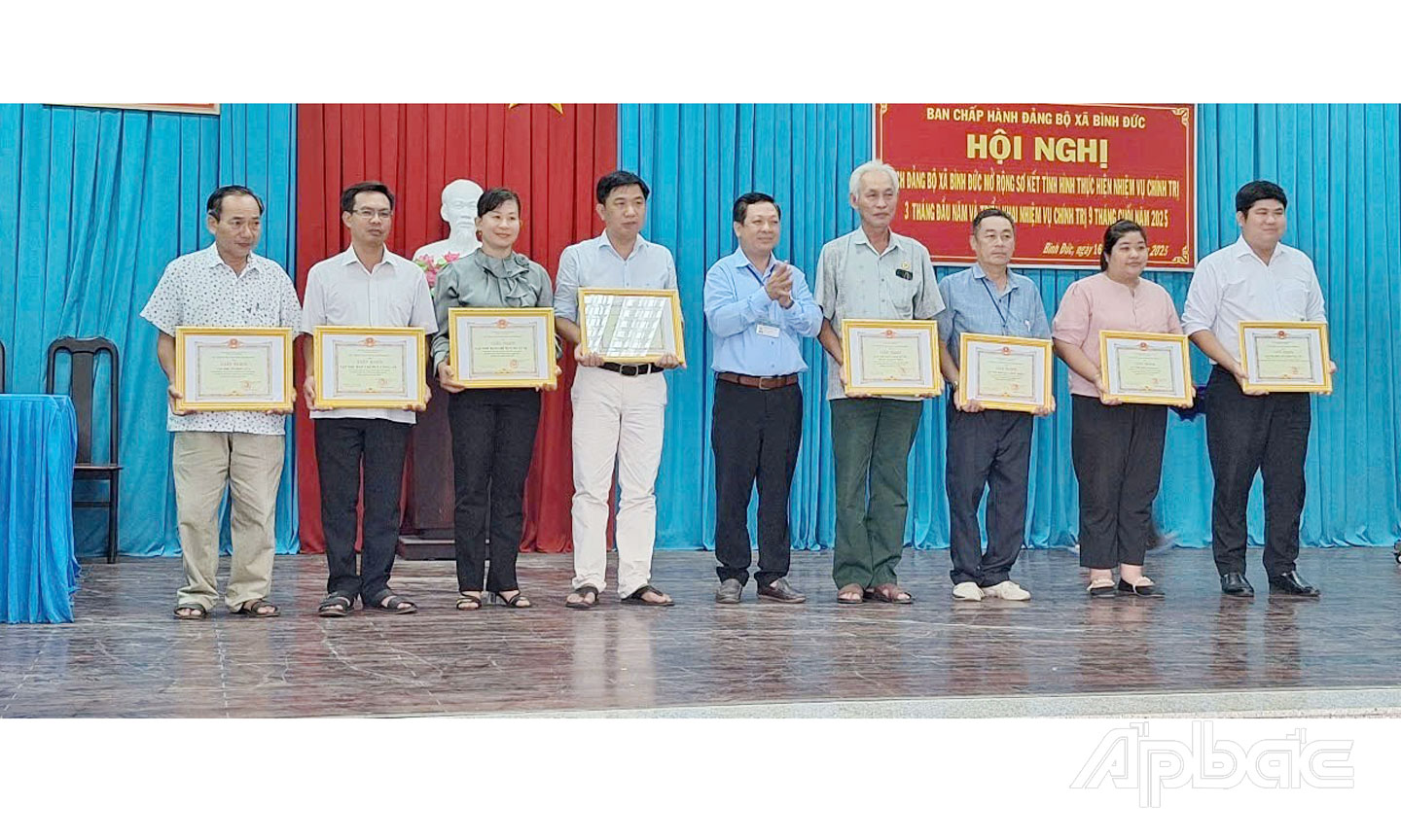  Đồng chí Nguyễn Văn Phước, Bí Thư Đảng ủy xã tặng Giấy khen cho cán bộ đảng viên hoàn thành xuất sắc nhiệm vụ năm 2024.