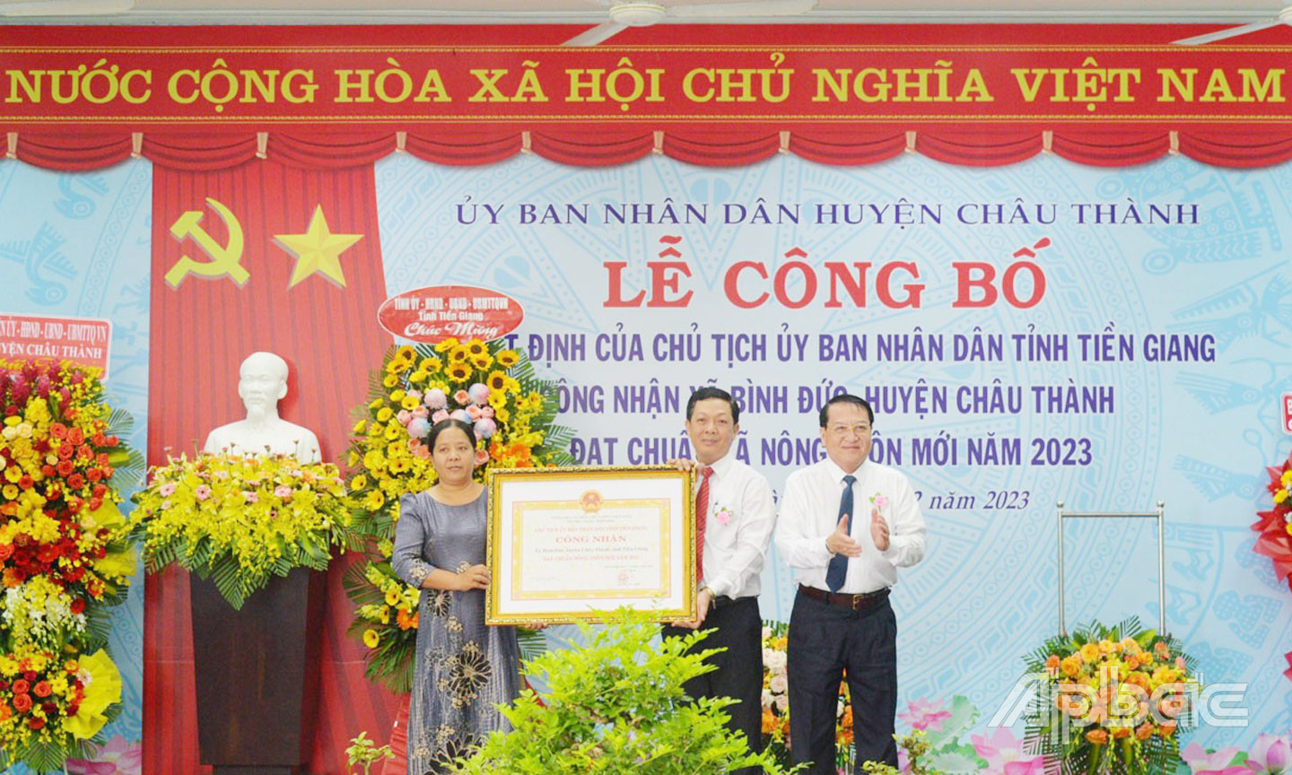 UBND tỉnh trao Bằng công nhận xã Bình Đức đạt chuẩn NTM.                                                                                    Ảnh: PHƯƠNG MAI