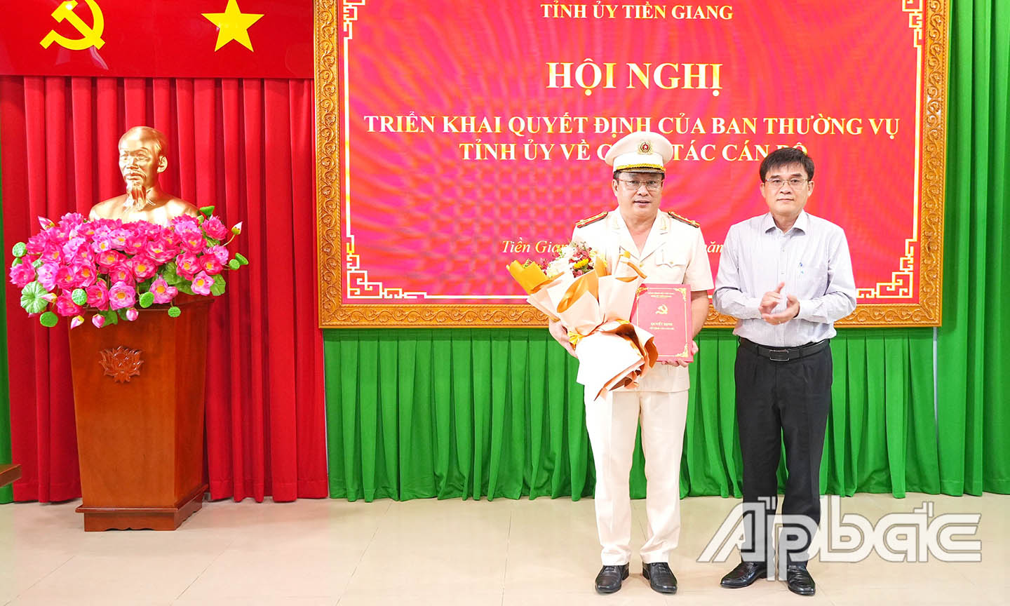 3. Đồng chí Nguyễn Văn Mười, Ủy viên Ban Thường vụ Tỉnh ủy, Trưởng Ban Tổ chức Tỉnh ủy trao Quyết định của Ban Thường vụ Tỉnh ủy cho Đại tá Lâm Phước Nguyên, Giám đốc Công an tỉnh. Ảnh Trọng Tín.JPG