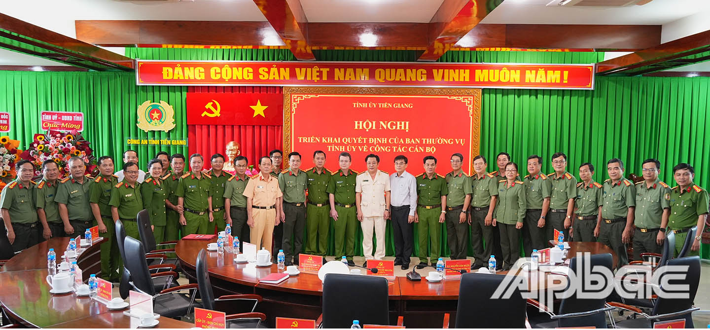 Lãnh đạo, đại biểu chụp ảnh lưu niệm. Ảnh Trọng Tín.