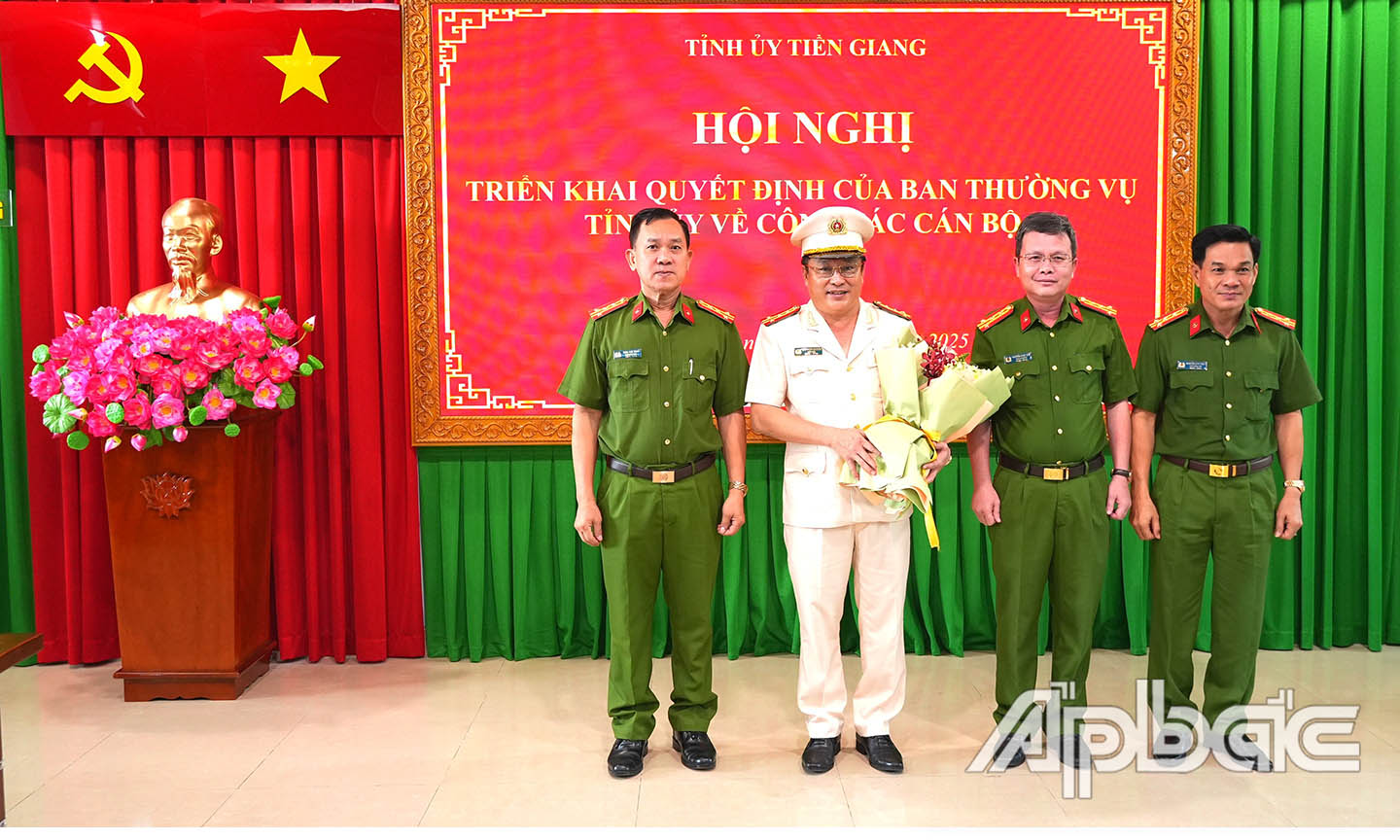 Ban Thường vụ Đảng ủy, Ban Giám đốc Công an tỉnh tặng hoa chúc mừng Đại tá Lâm Phước Nguyên. Ảnh Trọng Tín copy