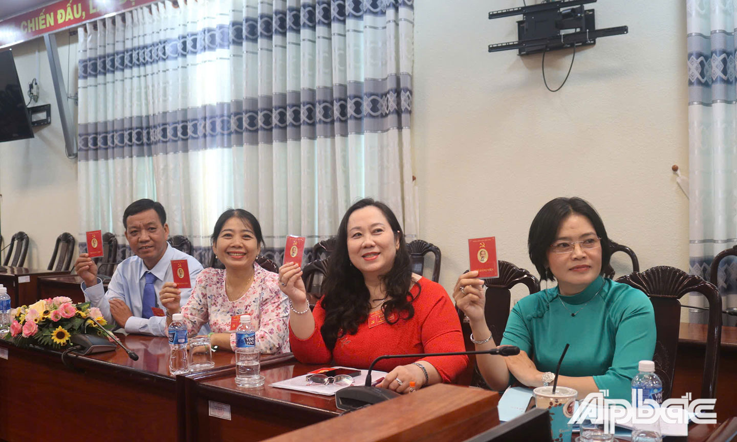 Đảng viên biểu quyết thông qua các chỉ tiêu nhiệm kỳ 2025 - 2030 