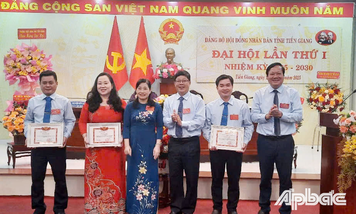 Trao giấy khen cho 03 tập thể có thành tích xuất sắc trong nhiệm kỳ 2020 - 2025
