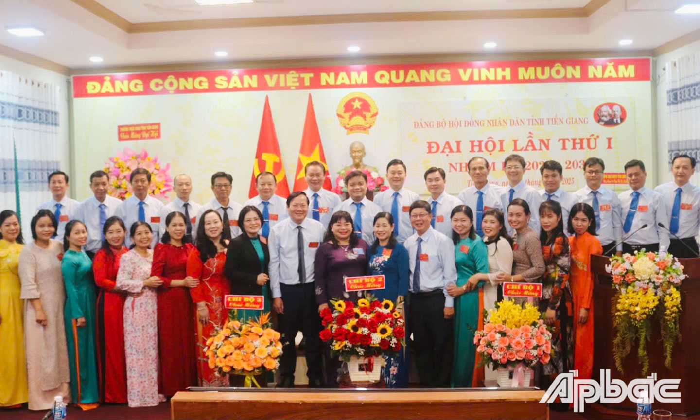 Các đại biểu chụp hình lưu niệm