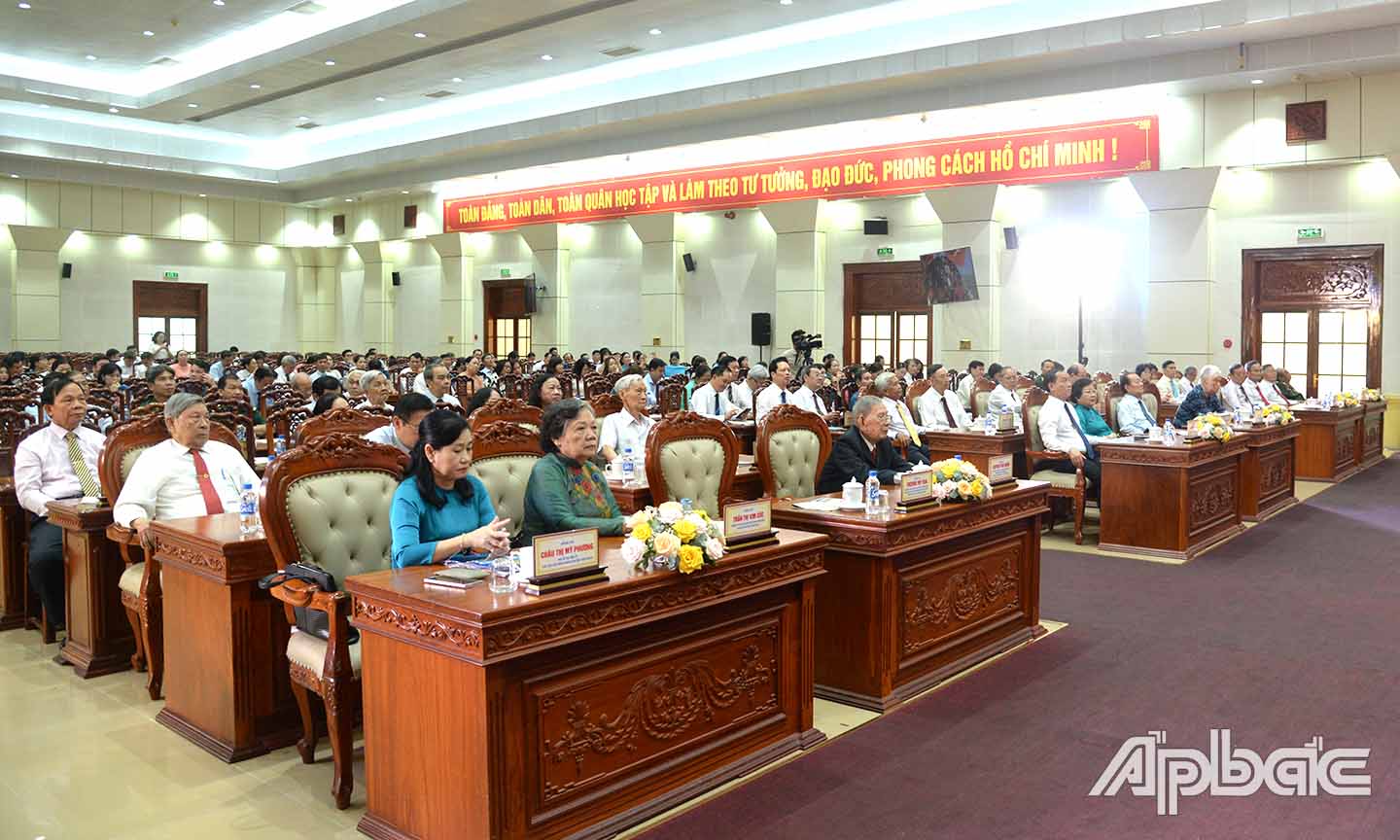 Các đồng chí lãnh đạo và các đại biểu tham dự buổi họp mặt.