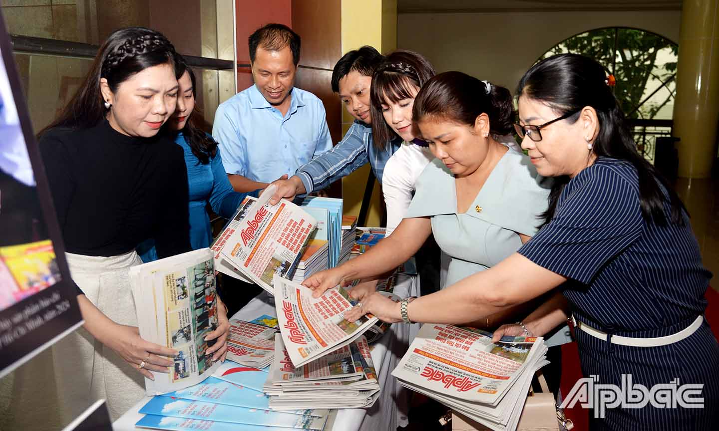 Cán bộ, phóng viên Báo Ấp Bắc chuẩn bị báo để phục vụ các đại biểu tham dự Họp mặt.