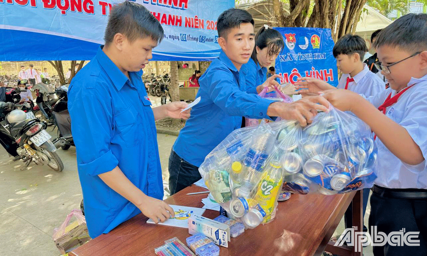 mô hình “Đổi rác thải nhựa lấy dụng cụ học tập”