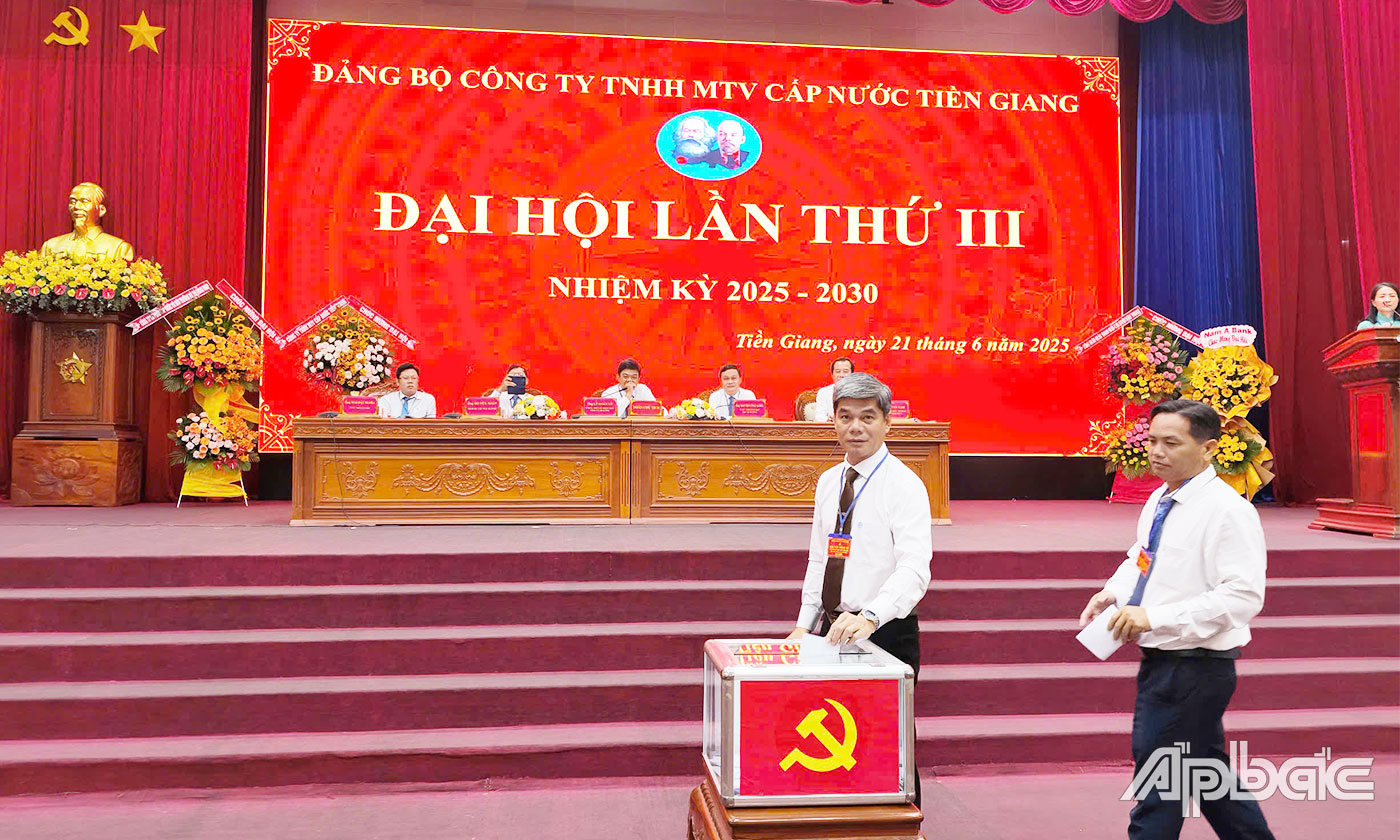  Đại biểu tiến hành bầu cử.