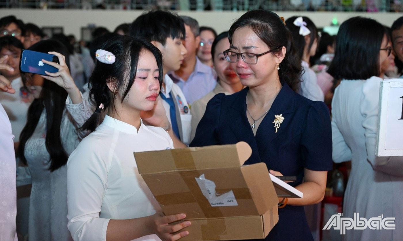 các em học sinh đã gửi đến cha mẹ và thầy cô những lời cảm ơn chân thành, những cái ôm, những giọt nước mắt và nụ cười hạnh phúc.