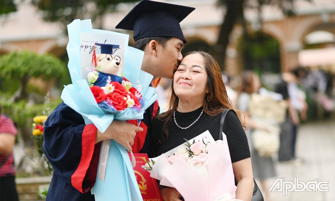 các em học sinh đã gửi đến cha mẹ và thầy cô những lời cảm ơn chân thành, những cái ôm, những giọt nước mắt và nụ cười hạnh phúc.