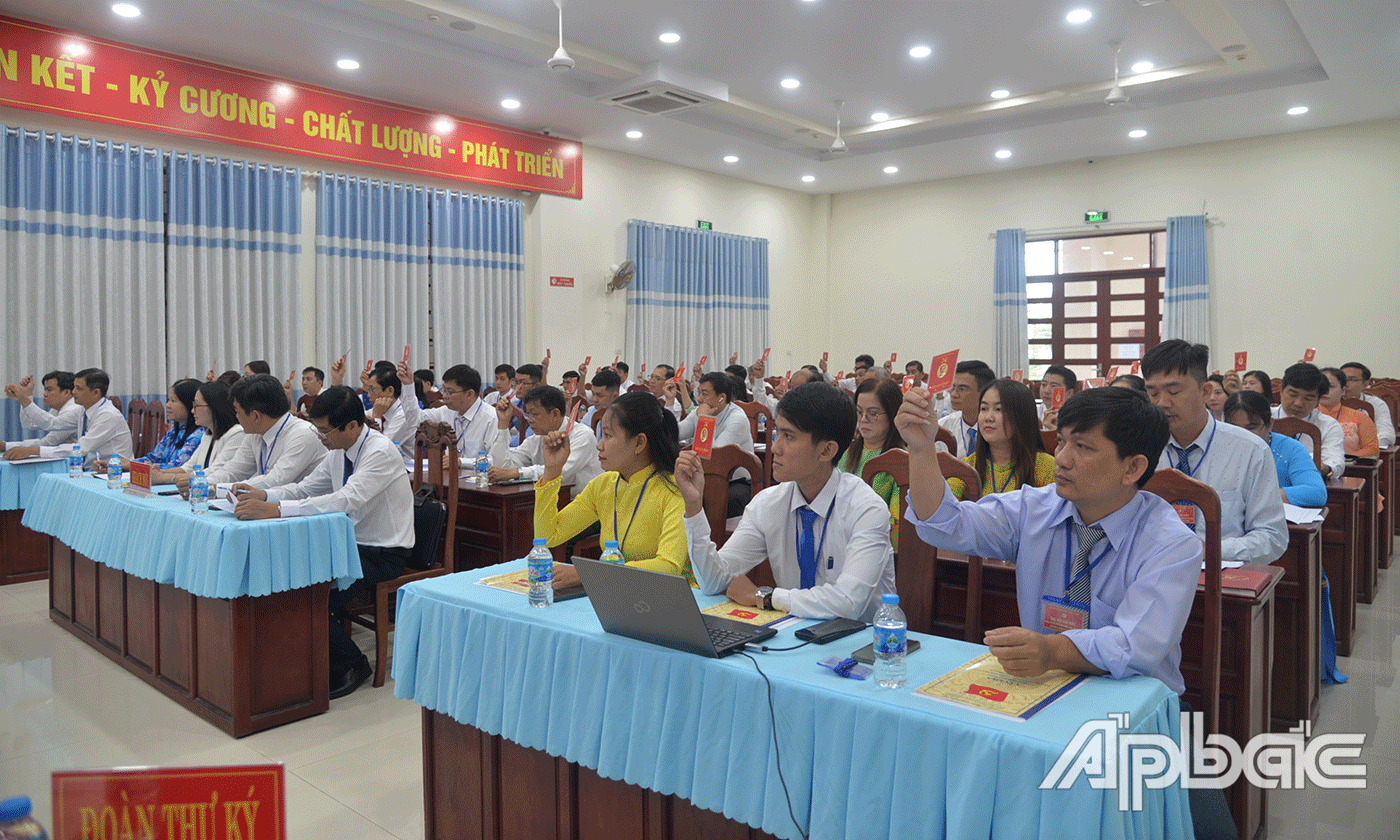 Đại biểu biểu quyết thông qua chương trình Đại hội.