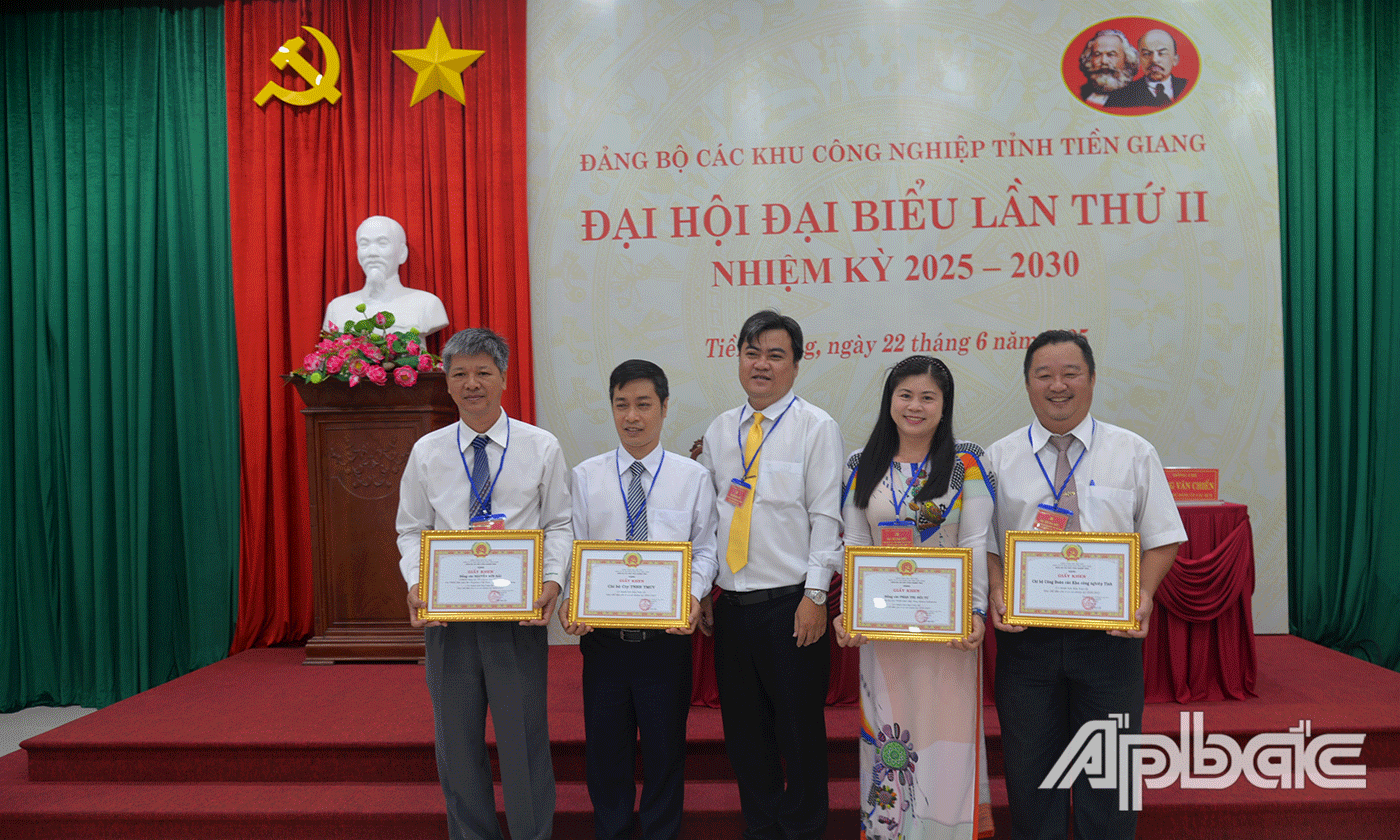 Khen thưởng các tẩp thể, cá nhân có thành tích trong thực hiện Chỉ thị 05 và quy chế dân chủ.