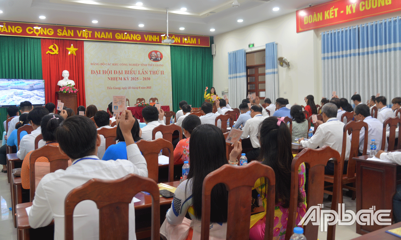 Đại biểu biểu quyết thông qua Nghị quyết đại hội.