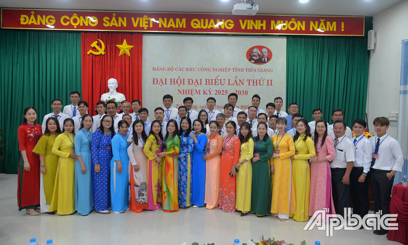 Đại biểu chụp ảnh lưu niệm.