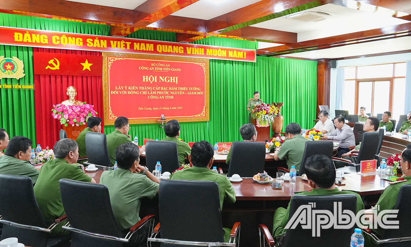 1. Hội nghị cán bộ chủ  chot trong Cong an ti nh để tiến hành thực hiện quy trình lấy phiếu  ?e nghi th ăng cấp bậc hàm Thiếu tướng đối với Đại tá Lâm Phước Nguyên. Ảnh Trọng Tín
