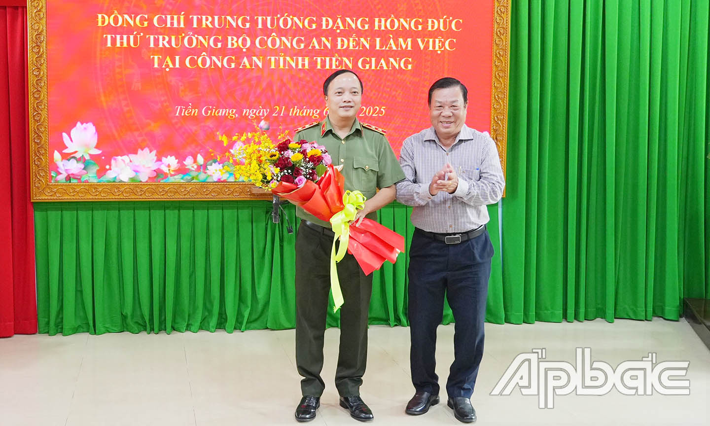 2. Ong Nguyen Ngoc  Trầm, Chủ nhiệm Ủ y ban kiem tra Tin h uy tang hoa chuc  mừng Trung tướng Đặng Hồng Đức, Thứ Trưởng Bộ Công an . Anh Trong Tin