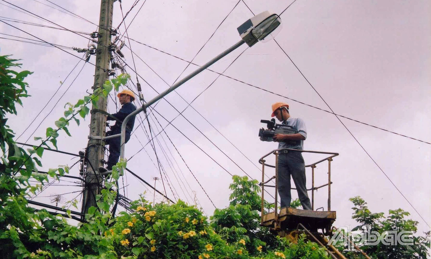 Phóng viên Đài Phát thanh - Truyền hình Tiền Giang đang tác nghiệp.                                        Ảnh: THTG
