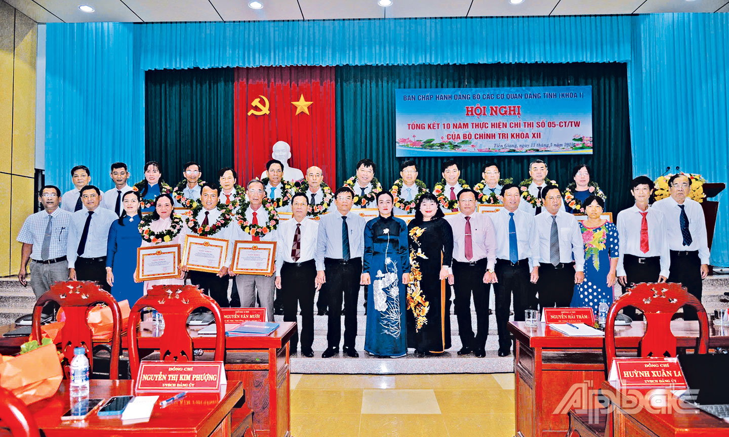 Đại biểu chụp ảnh lưu niệm tại Hội nghị tổng kết 10 năm thực hiện Chỉ thị 05 của Đảng ủy các cơ quan Đảng tỉnh.                                                                                     Ảnh: PHƯƠNG MAI
