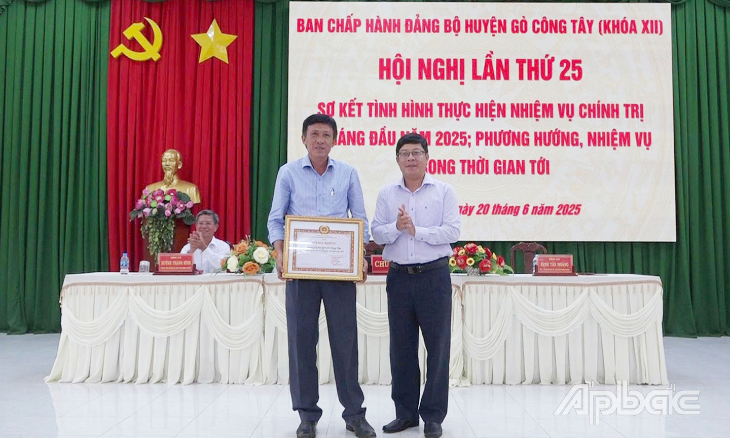 Đồng chí Trần Thanh Nguyên trao Bằng khen của Ban Thường vụ Tỉnh ủy khen thưởng Đảng bộ huyện Gò Công Tây hoàn thành xuất sắc nhiệm vụ 5 năm liền.