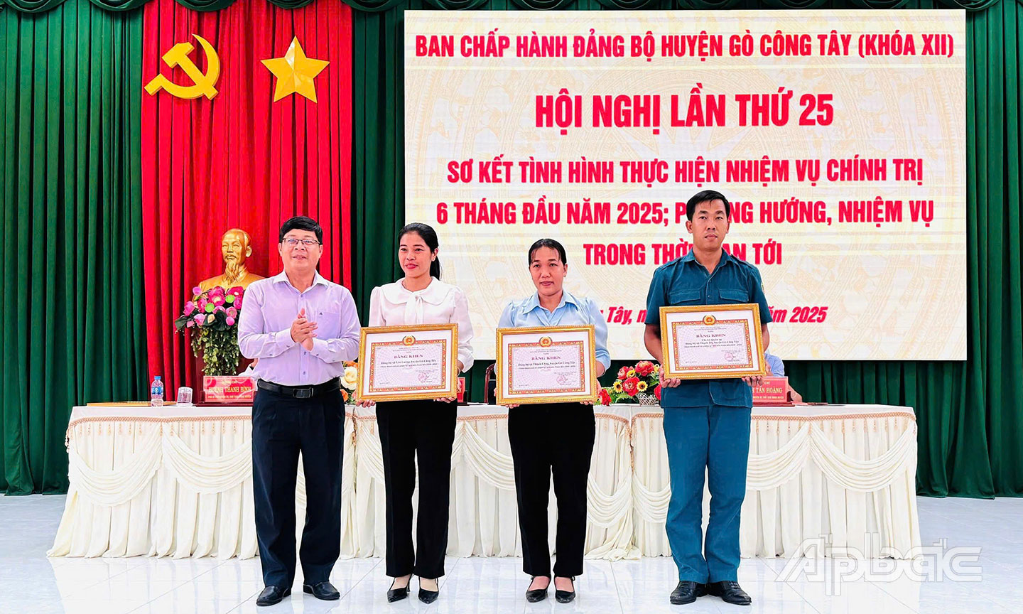  Đồng chí Trần Thanh Nguyên trao Bằng khen của Ban Thường vụ Tỉnh ủy khen thưởng cho các tập thể có thành tích tiêu biểu xuất sắc 5 năm liền.