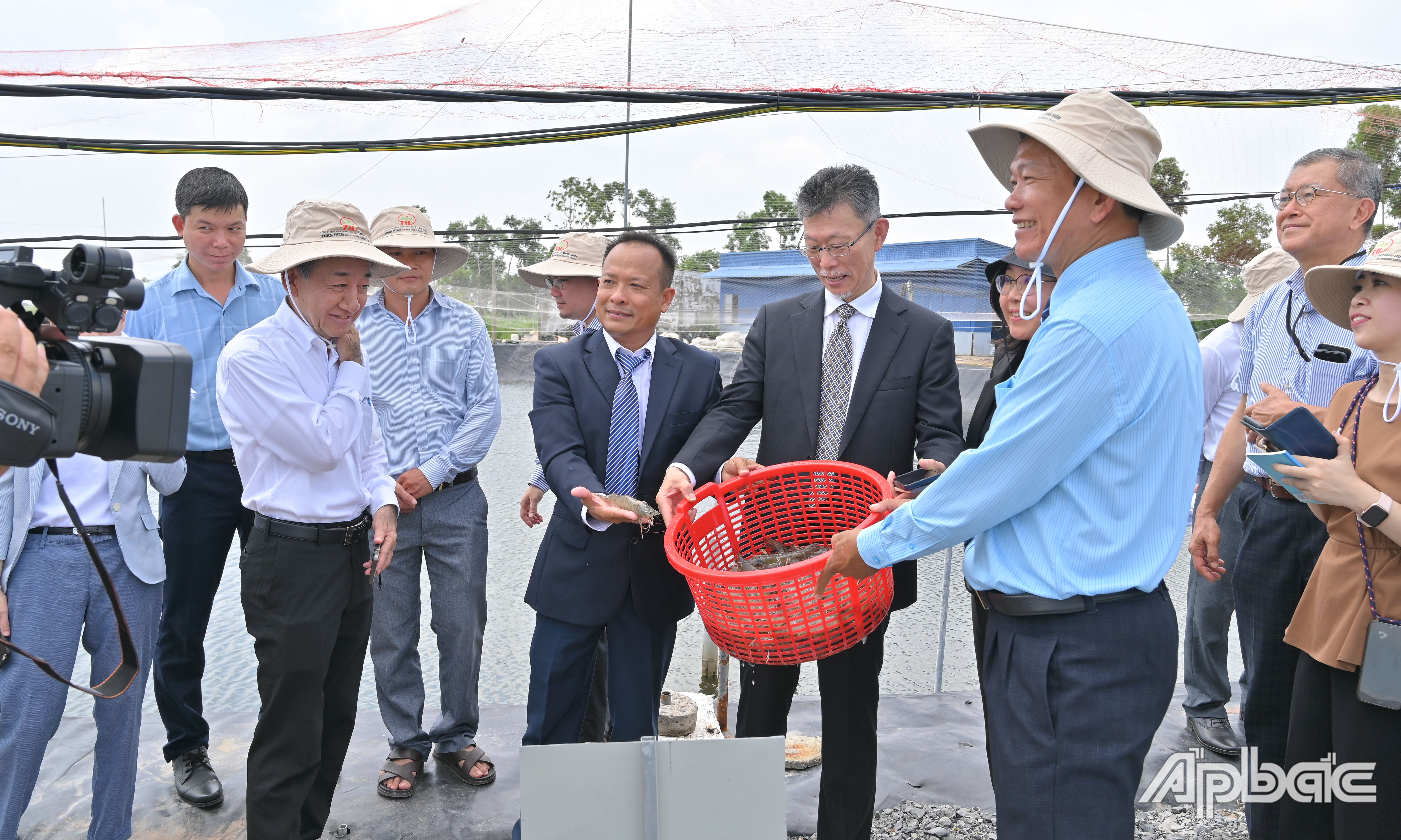 Mô hình nuôi tôm công nghệ cao mở ra nhiều cơ hội phát triển cho huyện Tân Phú Đông.