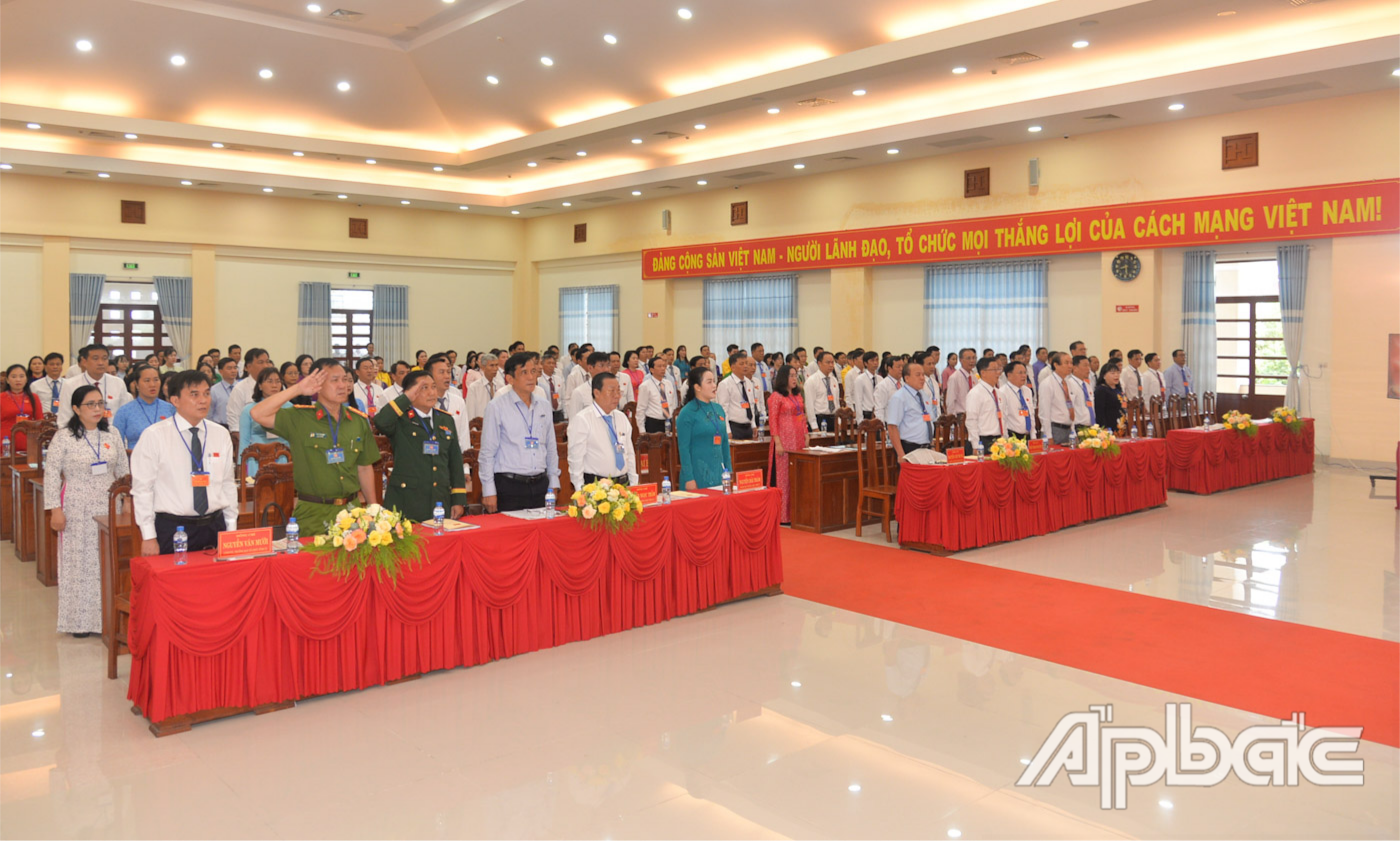 Đại biểu tham dự Đại hội thực hiện nghi thức chào cờ.