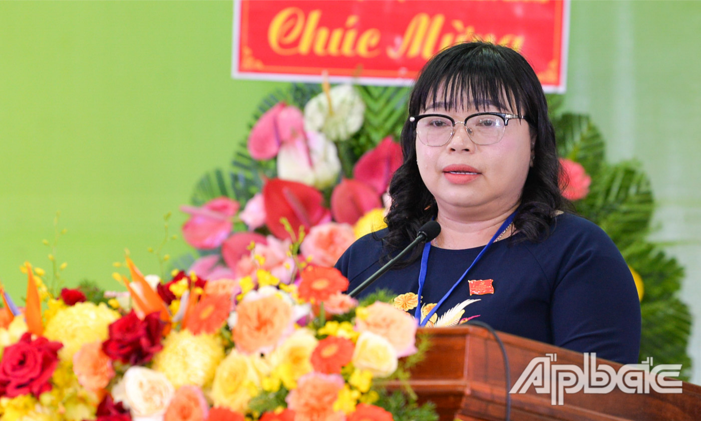 Đồng chí Thái Ngọc Bảo Trâm trình bày dự thảo Báo cáo chính trị của Ban Chấp hành Đảng bộ Các cơ quan Đảng tỉnh.