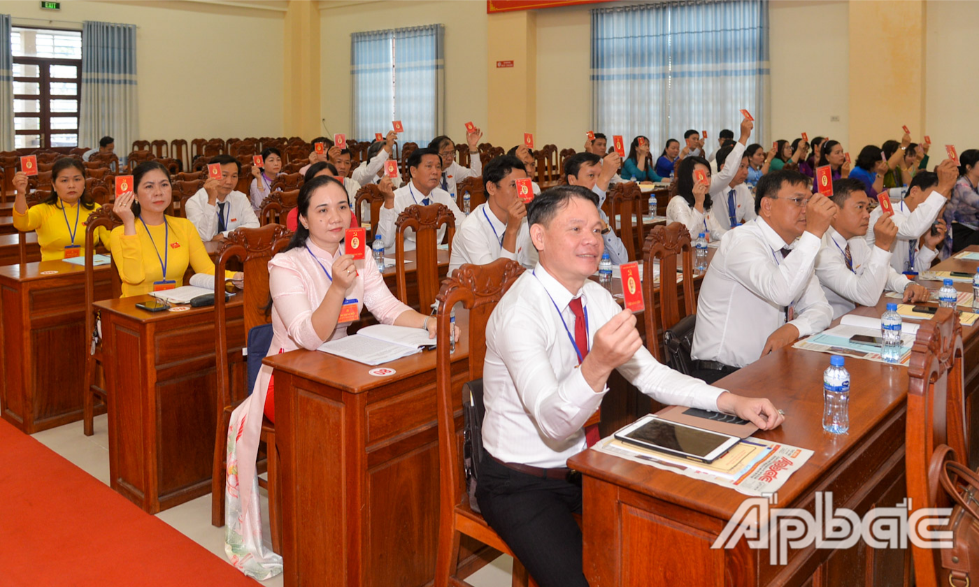 Đại biểu biểu quyết thông qua Quy chế làm việc của Đại hội.